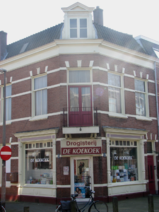820473 Gezicht op het hoekpand Koekoekstraat 48 (Drogisterij De Koekoek ) te Utrecht; rechts de Havikstraat.N.B. Van ...
